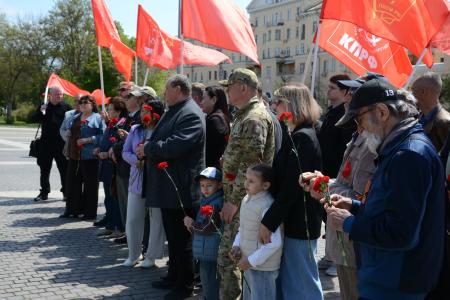 Астраханские коммунисты отметили Первомай автопробегом и возложением цветов