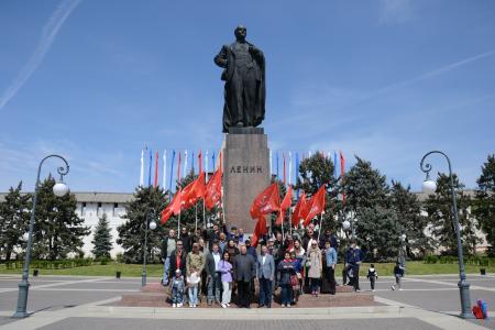 Астраханские коммунисты отметили Первомай автопробегом и возложением цветов
