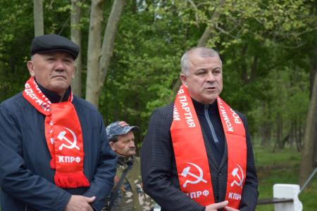 Дагестанские коммунисты и комсомольцы отметили 1 Мая: субботник в парке им. Ленинского Комсомола