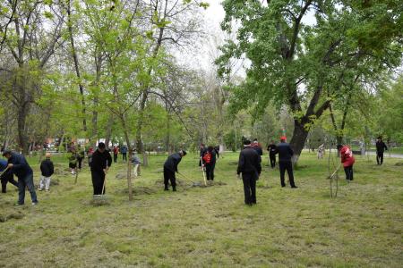 Дагестанские коммунисты и комсомольцы отметили 1 Мая: субботник в парке им. Ленинского Комсомола
