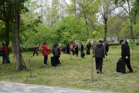 Дагестанские коммунисты и комсомольцы отметили 1 Мая: субботник в парке им. Ленинского Комсомола