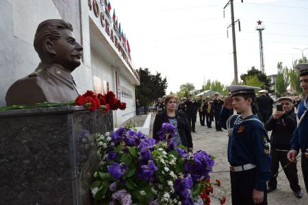 В Дагестанском Каспийске состоялось торжественное открытие памятника Генералиссимусу Советского Союза Иосифу Сталину