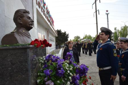 В Дагестанском Каспийске состоялось торжественное открытие памятника Генералиссимусу Советского Союза Иосифу Сталину