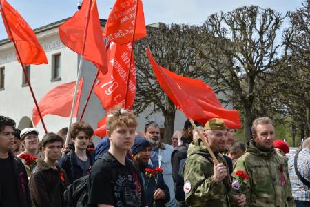 Ленинградские коммунисты: Помни! Мир спас советский солдат!