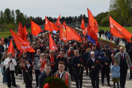 Ленинградские коммунисты: Помни! Мир спас советский солдат!