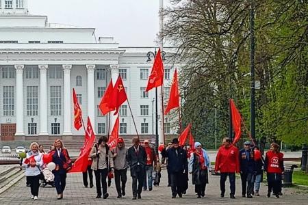 Кабардино-Балкария. Первомай в Нальчике: Мир придёт к социализму!
