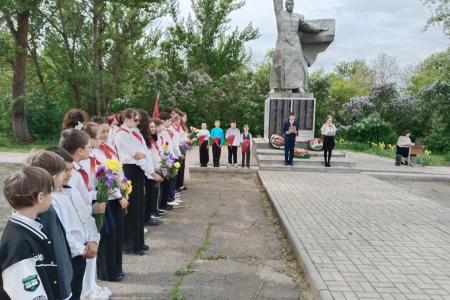 Пионерским салютом встречает красногалстучные отряды Волгоградская область
