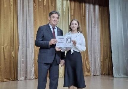 Лидер КПРФ Ставрополья Виктор Гончаров принял участие в выпускной линейке