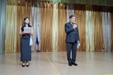 Лидер КПРФ Ставрополья Виктор Гончаров принял участие в выпускной линейке