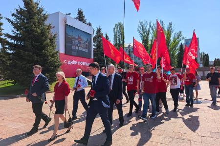 Самарская область. Депутаты-коммунисты регионального парламента возложили цветы к Вечному огню на площади Славы