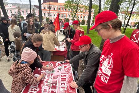 Сотни рязанцев присоединились к комсомольской акции «Знамя нашей Победы»