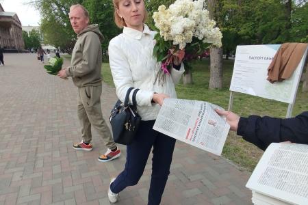 Молодежные агитбригады КПРФ распространяют спецвыпуск «Правды» на сельской части Кубани