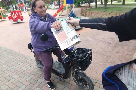 Молодежные агитбригады КПРФ распространяют спецвыпуск «Правды» на сельской части Кубани