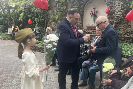 35 лет на страже памяти и справедливости. Первый секретарь Крымского рескома КПРФ Сергей Богатыренко поздравил ветеранов с Днем Победы и вручил памятные медали