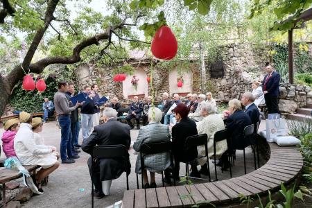 35 лет на страже памяти и справедливости. Первый секретарь Крымского рескома КПРФ Сергей Богатыренко поздравил ветеранов с Днем Победы и вручил памятные медали