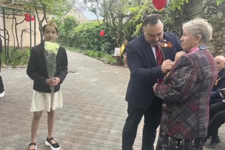 35 лет на страже памяти и справедливости. Первый секретарь Крымского рескома КПРФ Сергей Богатыренко поздравил ветеранов с Днем Победы и вручил памятные медали