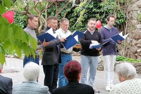 35 лет на страже памяти и справедливости. Первый секретарь Крымского рескома КПРФ Сергей Богатыренко поздравил ветеранов с Днем Победы и вручил памятные медали