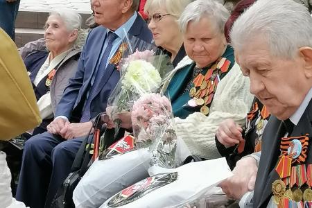 35 лет на страже памяти и справедливости. Первый секретарь Крымского рескома КПРФ Сергей Богатыренко поздравил ветеранов с Днем Победы и вручил памятные медали