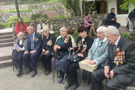 35 лет на страже памяти и справедливости. Первый секретарь Крымского рескома КПРФ Сергей Богатыренко поздравил ветеранов с Днем Победы и вручил памятные медали