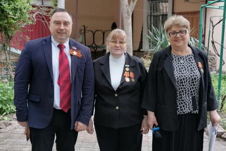 35 лет на страже памяти и справедливости. Первый секретарь Крымского рескома КПРФ Сергей Богатыренко поздравил ветеранов с Днем Победы и вручил памятные медали