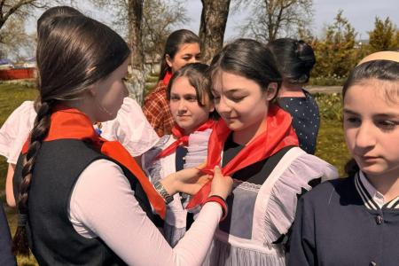 Будь готов! В Карачаево-Черкесии в канун 1 мая состоялся массовый прием в пионеры. Депутат-коммунист А.Ж. Бифов подарил детям цветной принтер