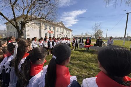 Будь готов! В Карачаево-Черкесии в канун 1 мая состоялся массовый прием в пионеры. Депутат-коммунист А.Ж. Бифов подарил детям цветной принтер