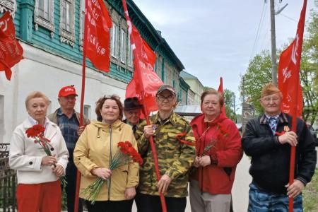 Рязанские коммунисты отметили 81-летие Победы под Красными Знаменами