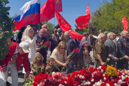 Знамя Победы над Ереваном: Компартия Армении вернула площади советский дух 9 мая