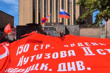 Знамя Победы над Ереваном: Компартия Армении вернула площади советский дух 9 мая
