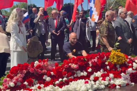 Знамя Победы над Ереваном: Компартия Армении вернула площади советский дух 9 мая