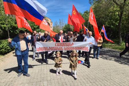 Знамя Победы над Ереваном: Компартия Армении вернула площади советский дух 9 мая