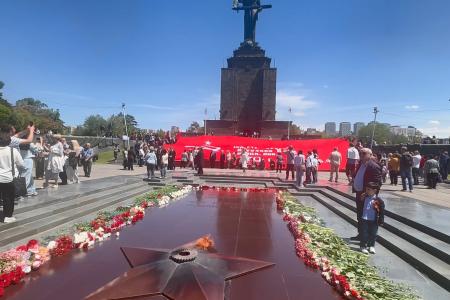 Знамя Победы над Ереваном: Компартия Армении вернула площади советский дух 9 мая