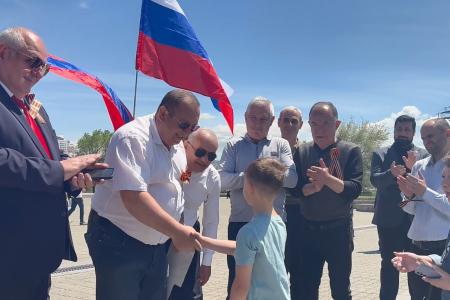 Знамя Победы над Ереваном: Компартия Армении вернула площади советский дух 9 мая