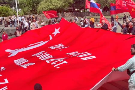 Знамя Победы над Ереваном: Компартия Армении вернула площади советский дух 9 мая