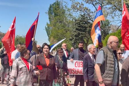 Знамя Победы над Ереваном: Компартия Армении вернула площади советский дух 9 мая