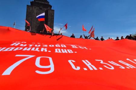 Знамя Победы над Ереваном: Компартия Армении вернула площади советский дух 9 мая