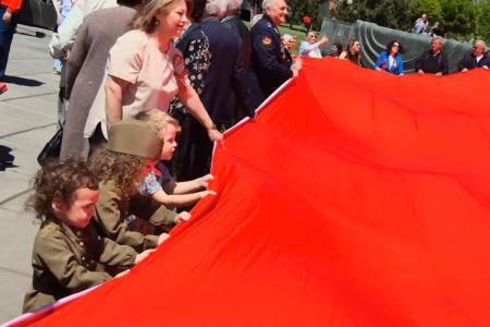 Знамя Победы над Ереваном: Компартия Армении вернула площади советский дух 9 мая