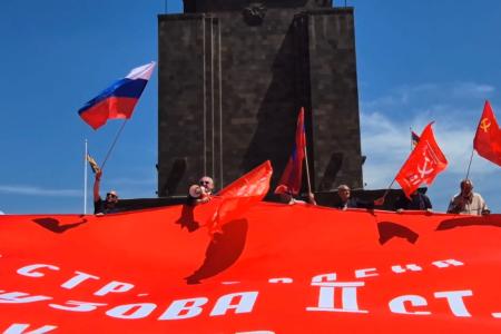 Знамя Победы над Ереваном: Компартия Армении вернула площади советский дух 9 мая