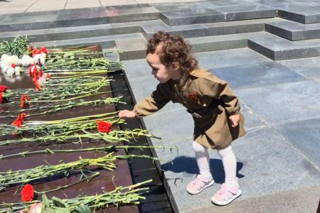 Знамя Победы над Ереваном: Компартия Армении вернула площади советский дух 9 мая