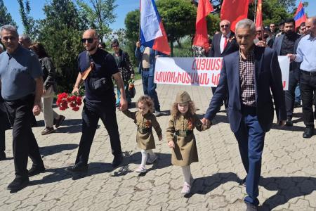 Знамя Победы над Ереваном: Компартия Армении вернула площади советский дух 9 мая