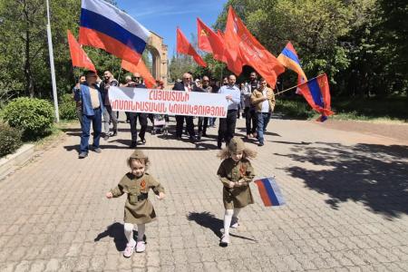 Знамя Победы над Ереваном: Компартия Армении вернула площади советский дух 9 мая