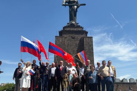 Знамя Победы над Ереваном: Компартия Армении вернула площади советский дух 9 мая