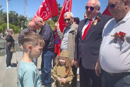 Знамя Победы над Ереваном: Компартия Армении вернула площади советский дух 9 мая