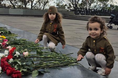 Знамя Победы над Ереваном: Компартия Армении вернула площади советский дух 9 мая