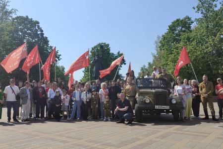 Красные Знамена на улицах донской столицы: в Ростове-на-Дону отметили 81-ю годовщину Победы советского народа в Великой Отечественной войне