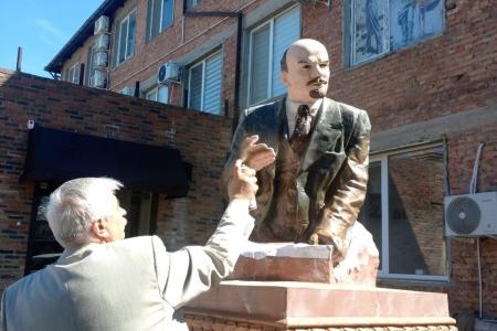 Крым. В Феодосии силами активистов Ленинского комсомола были проведены работы по реставрации облика памятника Владимиру Ильичу Ленину