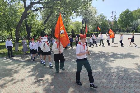 «Взвейтесь кострами!»: КПРФ провела пионерский смотр в центре Тюмени