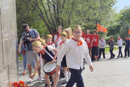«Взвейтесь кострами!»: КПРФ провела пионерский смотр в центре Тюмени