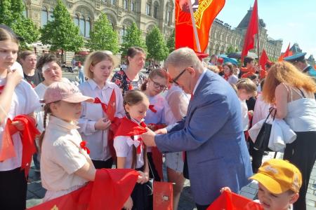 Руководитель фракции КПРФ  в Мособлдуме Александр Наумов принял участие в мероприятии ко дню Пионерии на Красной площади Москвы