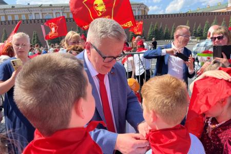 Руководитель фракции КПРФ  в Мособлдуме Александр Наумов принял участие в мероприятии ко дню Пионерии на Красной площади Москвы